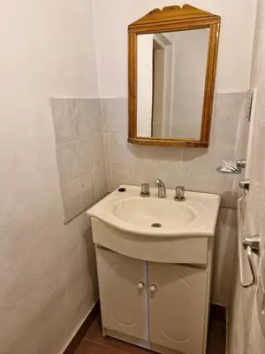 a bathroom with a sink and a mirror at Lo de Juan in Villa General Belgrano