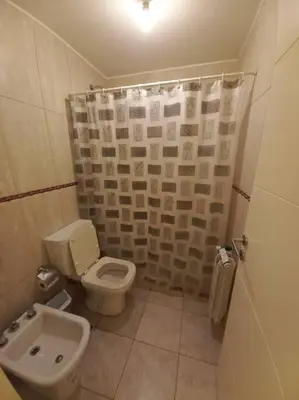a bathroom with a toilet and a sink at Departamento 2 dormitorios excelente ubicacion in Villa Carlos Paz