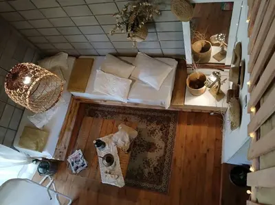 an overhead view of a living room with a couch at Hermosa casa para parejas in Los Reartes