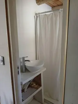 a white bathroom with a sink and a shower at Hermosa casa para parejas in Los Reartes
