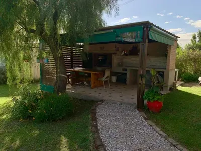 a small house with a table and a tree at Estacion Potrero cabaña grande in Potrero de Garay