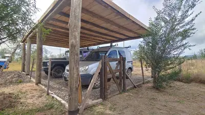 a car parked under a wooden pavilion at Alebrijescalamuchita in Villa Ciudad Parque