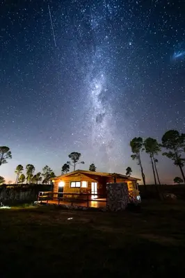 a cabin under a starry sky at night at La Eugelina in Santa Rosa de Calamuchita
