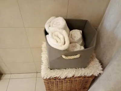 a box of towels in a basket in a bathroom at Candy House - Céntrico - Fabuloso - Seguridad 24 hs - Vista Insuperable in Cordoba