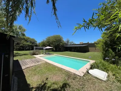 a swimming pool in the backyard of a house at Alquiler Casa Exclusivo Country Causana 6 Personas en Villa Carlos Paz in Villa Carlos Paz