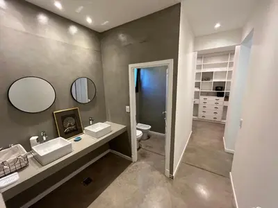 a bathroom with two sinks and a toilet and mirrors at Alquiler Casa Exclusivo Country Causana 6 Personas en Villa Carlos Paz in Villa Carlos Paz