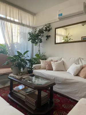 a living room with a couch and a coffee table at Luminoso depto de 3 amplios dormitorios y living comedor, cochera gratuita in Cordoba