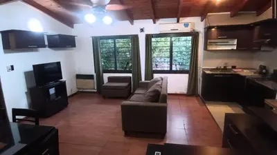 a living room with a couch and a kitchen at Moderno y acogedor Depto Céntrico V Carlos Paz 200 m terminal Sobre Av San Martin in Villa Carlos Paz