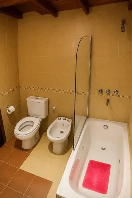 a bathroom with a toilet and a tub and a sink at Moderno y acogedor Depto Céntrico V Carlos Paz 200 m terminal Sobre Av San Martin in Villa Carlos Paz