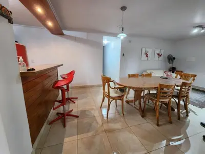 a kitchen and dining room with a wooden table and chairs at Lago los Molinos Punto Claro villa Silvestre depto 2 dorm y cochera in Villa Ciudad Parque
