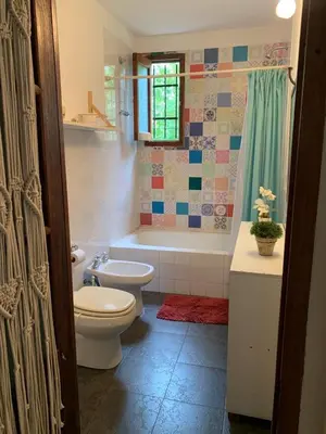 a bathroom with a toilet and a tub and a sink at Hermosa casa de veraneo con pileta in Villa Carlos Paz