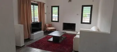 a living room with a couch and a tv and a table at Casa villa el diquecito in La Calera