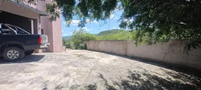 a car parked in front of a building next to a wall at Casa villa el diquecito in La Calera