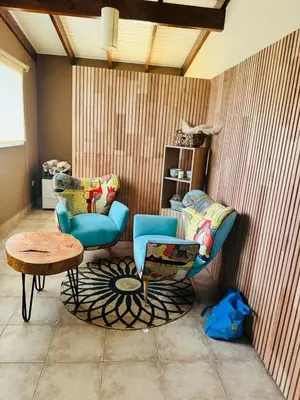 a living room with two chairs and a table at Casa Tati in Santa Rosa de Calamuchita