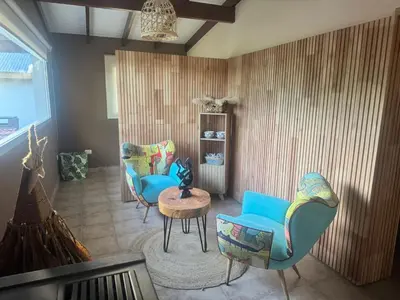 a living room with two chairs and a table at Casa Tati in Santa Rosa de Calamuchita