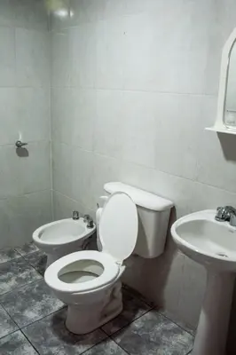 a bathroom with a toilet and a sink at Complejo Fra Noi in Villa Anizacate