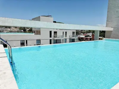 a large blue swimming pool on top of a building at Edificio Lake Tower in Villa Carlos Paz
