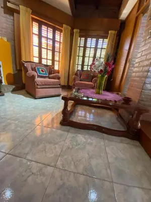 a living room with a coffee table and chairs at Chalet espectacular in Villa Carlos Paz