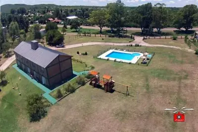 an aerial view of a house and a swimming pool at Estancia la aguada in Embalse