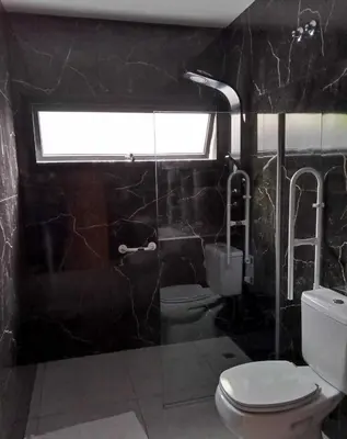 a bathroom with a toilet and a window at Hotel El Paraiso Boutique in Villa Carlos Paz