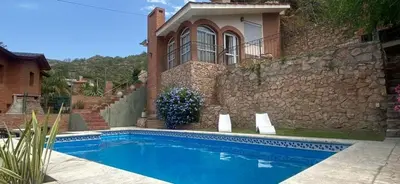 a swimming pool in front of a house at Casa para 9 personas en Villa Carlos Paz in Villa Carlos Paz