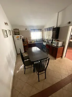 a kitchen and dining room with a table and chairs at Casa para 9 personas en Villa Carlos Paz in Villa Carlos Paz