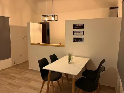 a dining room with a white table and black chairs at Depto 24 en Barrio Villa Belgrano excelente ubicación in Cordoba