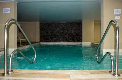 an indoor swimming pool with a water slide at Miralejos VII - Edificio Premium - Departamento 1 Dormitorio in Villa Carlos Paz