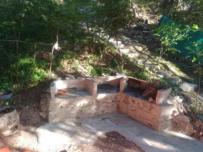 an outdoor brick oven in a yard with grass at Campamento Monarcas in Villa Carlos Paz