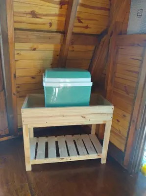 a cooler sitting on top of a wooden table at Sens EcoRefugio in Villa Carlos Paz