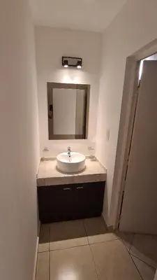 a bathroom with a sink and a mirror at MAGNUS, 2 baños, 2 hab, TODO NUEVO! en el corazón de Carlos Paz in Villa Carlos Paz
