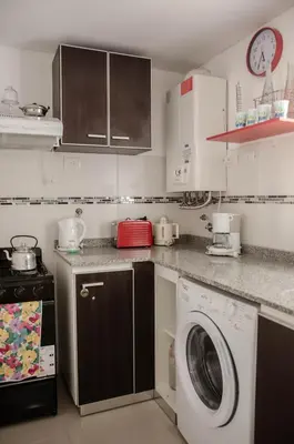 a kitchen with a washer and a washing machine at Depto 1 dormitorio de categoria en Barrio General Paz in Cordoba