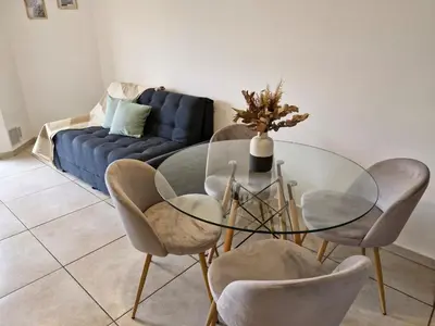 a dining room with a glass table and chairs at Espacio C Av PUEYRREDÓN con estacionamiento in Cordoba