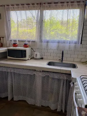 a kitchen counter with a microwave and a sink at Cabaña Rubí, Complejo El Colibrí in Villa del Dique