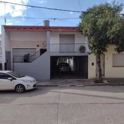 CASA CENTRICA con SALIDA al RIO