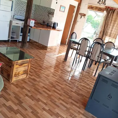 a kitchen and dining room with a table and chairs at Nápoles in Santa Rosa de Calamuchita