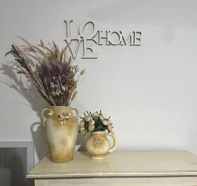 two vases sitting on top of a table with flowers at Carlis Home in Cordoba