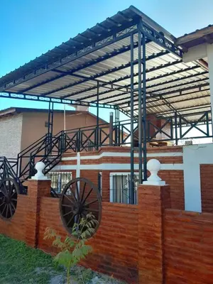 a wooden fence with a woodenokedokedoked at Complejo Cuarto Menguante in Arroyo de Los Patos