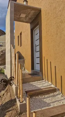 a building with a door and a fence in front of it at Dúplex La Delfina 3 in Villa Carlos Paz