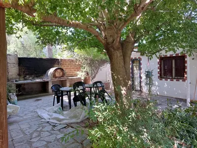 a table and chairs under a tree in a yard at Propiedades Centro MC in Mina Clavero