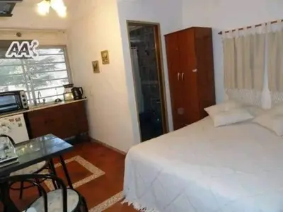 a bedroom with a bed and a desk and a window at Rincón del Descanso in San Antonio de Arredondo