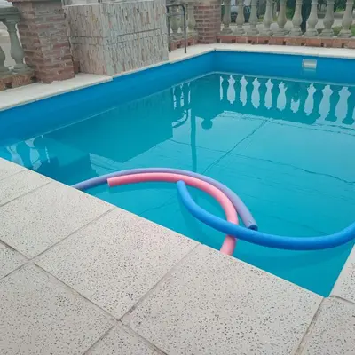 a swimming pool with a hose in the water at Mis 4 Soles in Santa María