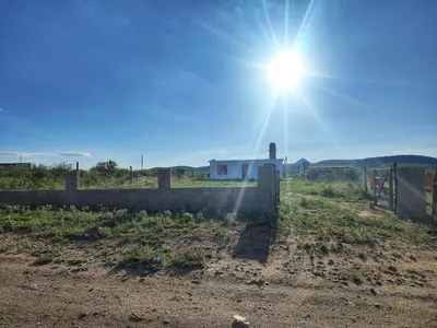 a sun shining over a fence in a field at El descanso casita en alquiler in Taninga