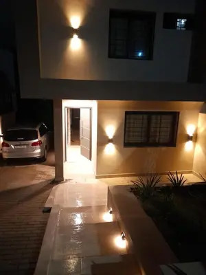 a car parked in front of a house with lights at Casa Sol Serrano - con todas las comodidades y excelente ubicación in Villa Carlos Paz