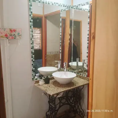 a bathroom with two sinks and a large mirror at Cabaña del mallin in Bialet Massé