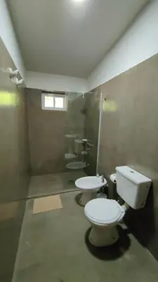 a bathroom with two toilets and a shower at Apartamento Urbano Bialet Masse in Bialet Massé