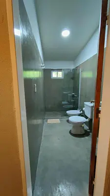 a bathroom with two toilets and two sinks at Apartamento Urbano Bialet Masse in Bialet Massé
