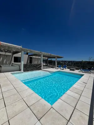 a swimming pool on top of a house at Departamento céntrico Terraza propia con vista a las montañas in Villa Carlos Paz