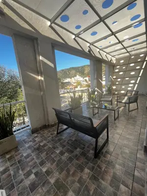 a patio with a bench and a table on a balcony at Departamento céntrico Terraza propia con vista a las montañas in Villa Carlos Paz