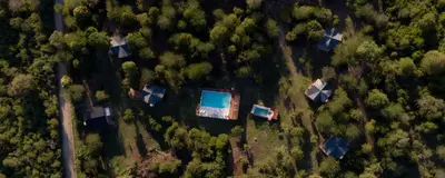 an overhead view of a forest with houses at Complejo Falda del Sauce in Villa General Belgrano